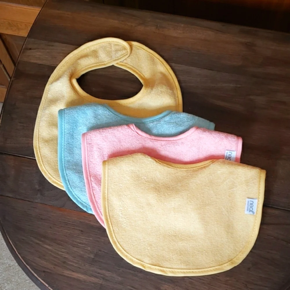 Neat Solutions NWOT Bib Set Of 4